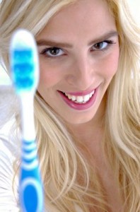 Dame mit Zahnbürste in der Zahnklinik Ungarn