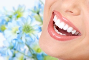Frau und schöne Zähne in der Zahnarztpraxis Ungarn, Mosonmagyaróvár